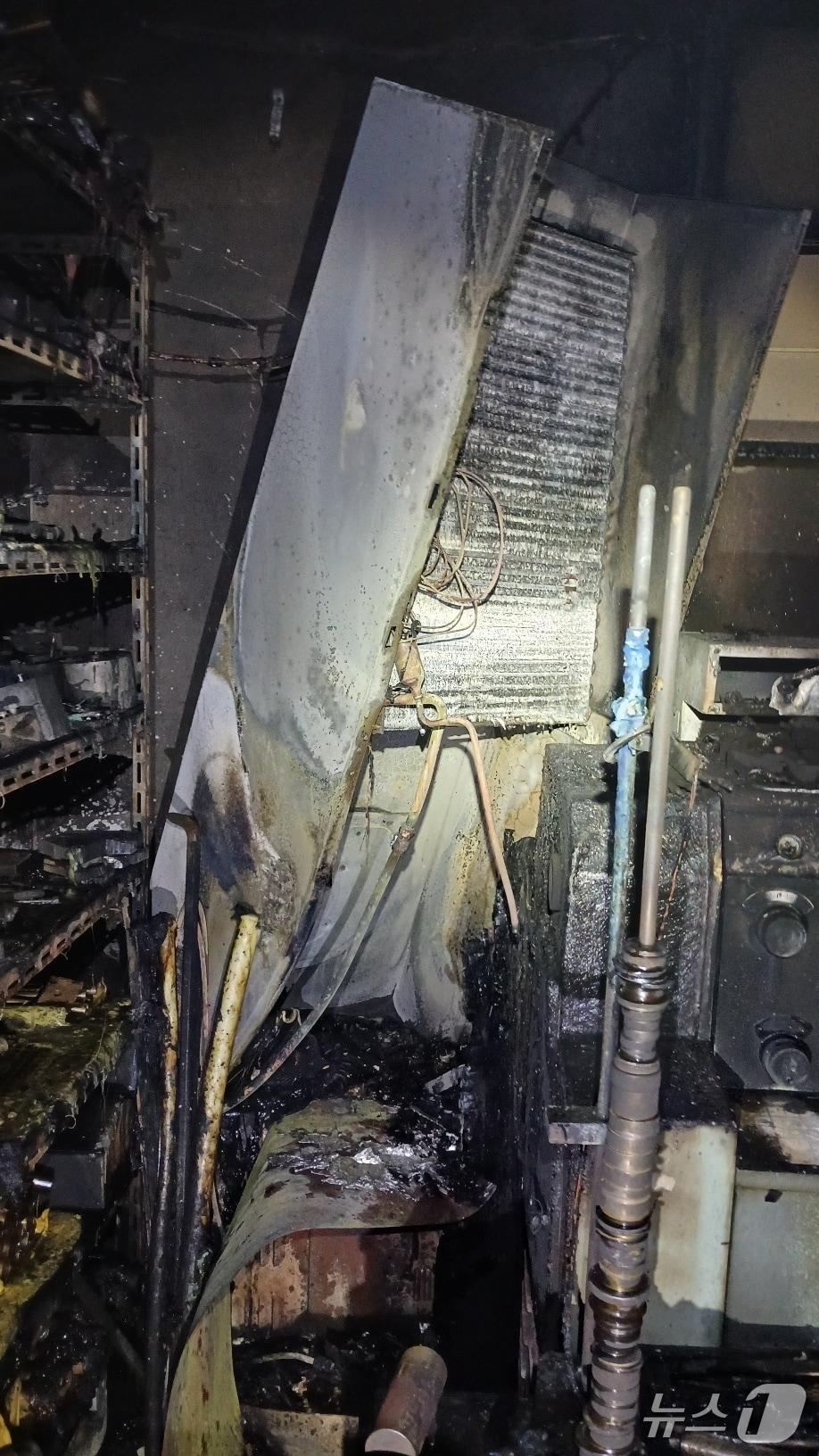 본문 이미지 - 14일 오후 10시쯤 부산 사하구 감전동의 한 공장에서 불이 났다. 사진은 화재 현장 모습.(부산소방재난본부 제공. 재판매 및 DB금지)