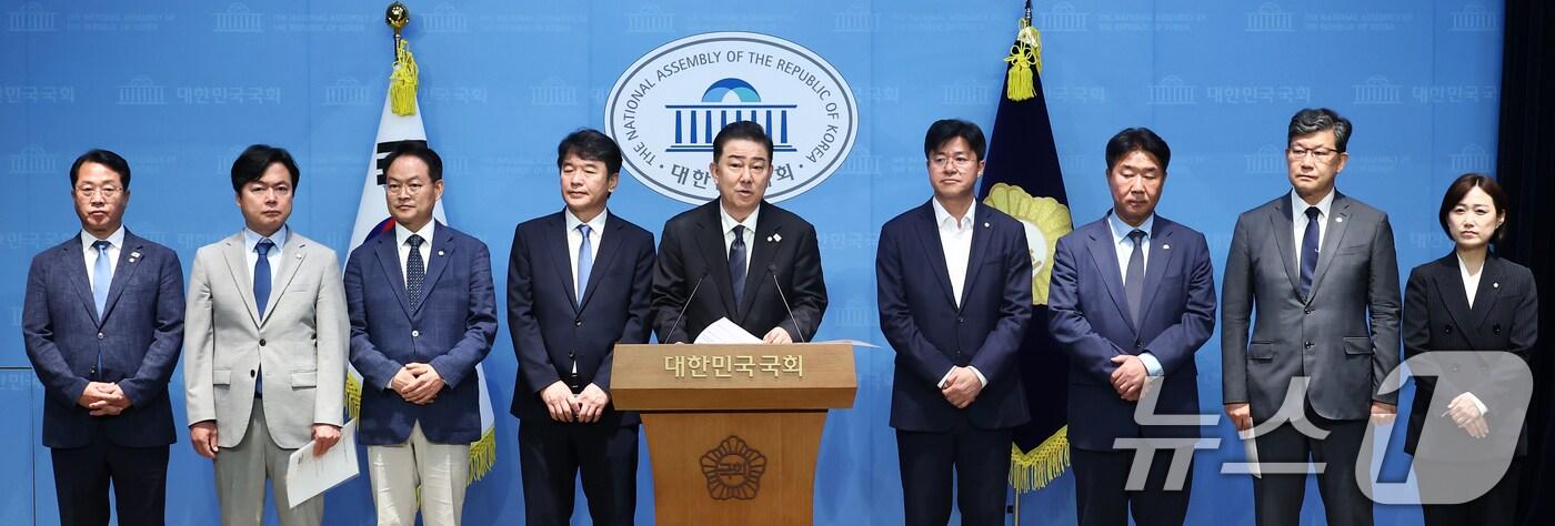 김병기 더불어민주당 신임 원내대표가 15일 오전 서울 여의도 국회 소통관에서 원내대표단 인선발표를 하고 있다. 왼쪽부터 문금주·김현정 대변인, 허영 정책수석, 문진석 운영수석, 김 원내대표, 박상혁 소통수석, 이기헌 비서실장, 김남근 민생부대표, 백승아 대변인. 2025.6.15/뉴스1 ⓒ News1 김민지 기자