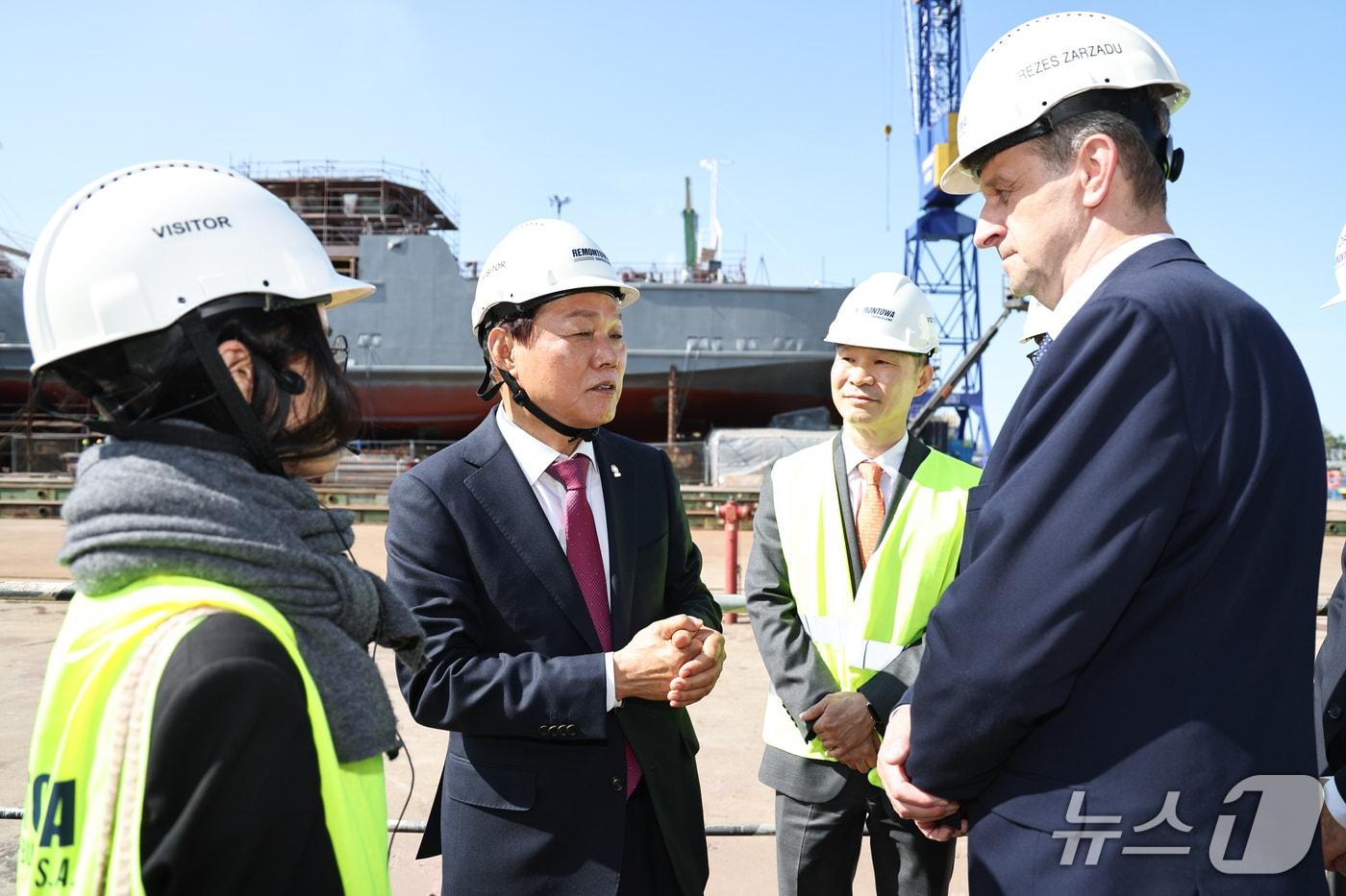 현지 시각 13일 박완수 지사가 폴란드 최대 규모 민간 조선소인 레몬토바 조선소를 찾아 관계자들과 대화를 나누고 있다.(경남도 제공. 재판매 및 DB금지)