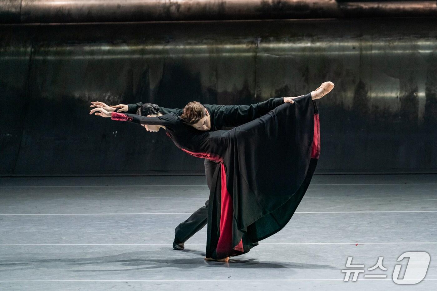 세계적 안무가이자 모던 발레의 거장 '이어리 킬리안'(Jir&iacute; Kylián)의 명작이 대구에서 선보인다. 사진은 킬리안의 작품 'FORGOTTEN LAND' 공연 모습. (국립발레단 제공. 재판매 및 DB 금지)/뉴스1