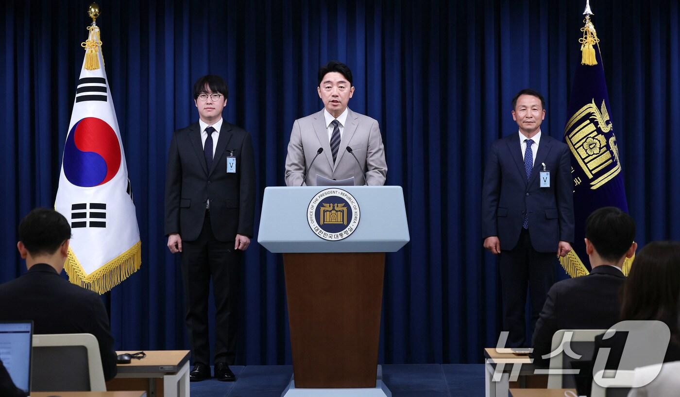 강훈식 대통령 비서실장이 15일 서울 용산구 대통령실 청사에서 인선 관련 브리핑을 하고 있다. 이재명 대통령은 이날 국가안보실 1차장에 김현종 전 국방개혁비서관을 임명했다. 국가안보실 2차장에는 임웅순 주캐나다 대사를, 3차장에는 오현주 주교황청 대사를 각각 임명했다. AI미래기획수석에는 하정우 네이버클라우드 인공지능(AI)혁신센터장을 임명했다. 왼쪽부터 하정우 AI 미래기획수석, 강 비서실장, 김현종 국가안보실 1차장. 2025.6.15/뉴스1 ⓒ News1 박지혜 기자