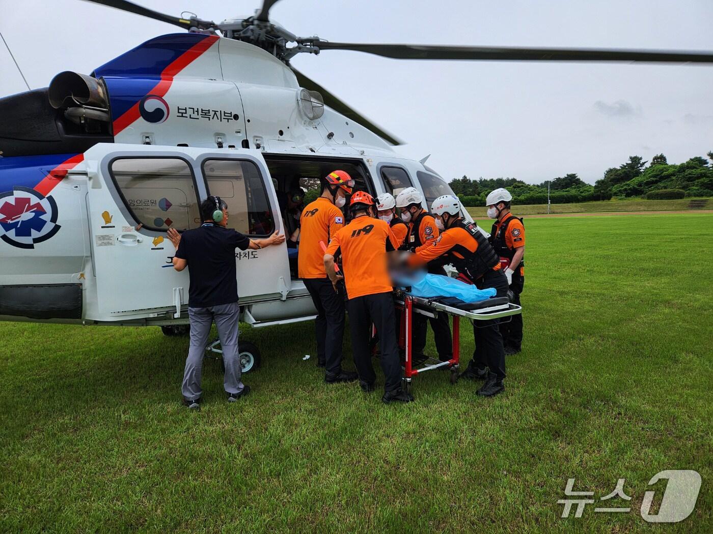 본문 이미지 - 15일 오전 제주 서귀포시 성산읍 한 도로에서 발생한 오토바이 사고로 크게 다친 운전자가 닥터헬기로 이송되고 있다.&#40;제주소방안전본부 제공. 재판매 및 DB 금지&#41;