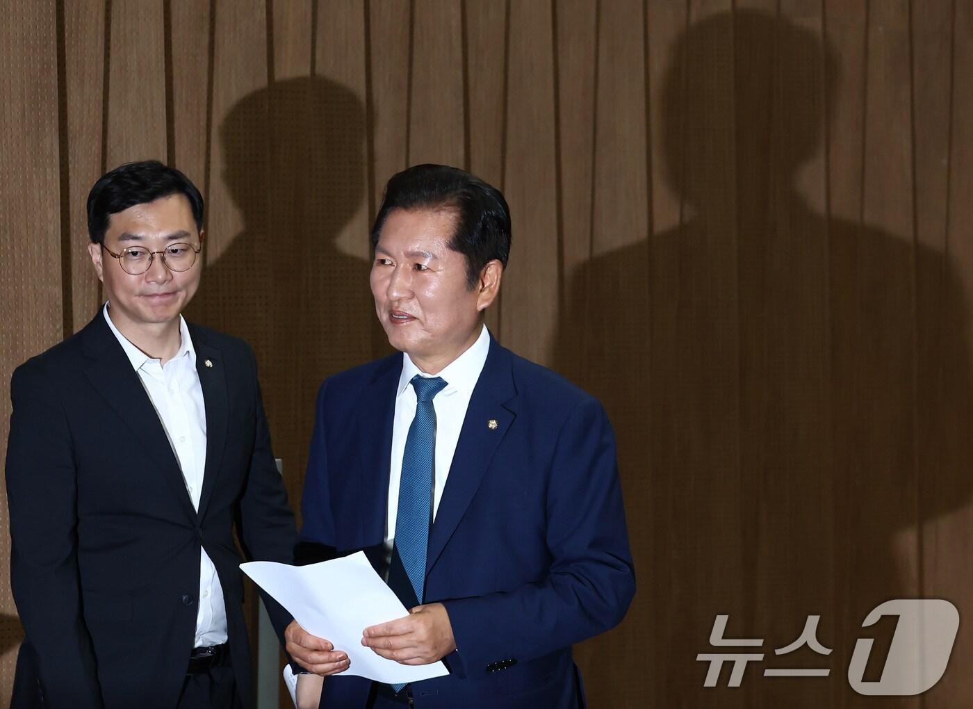 본문 이미지 - 정청래 더불어민주당 의원이 15일 오후 서울 여의도 국회 소통관에서 당대표 출마 선언 기자회견을 마치고 나서고 있다. 왼쪽은 장경태 의원. 2025.6.15/뉴스1 ⓒ News1 김민지 기자