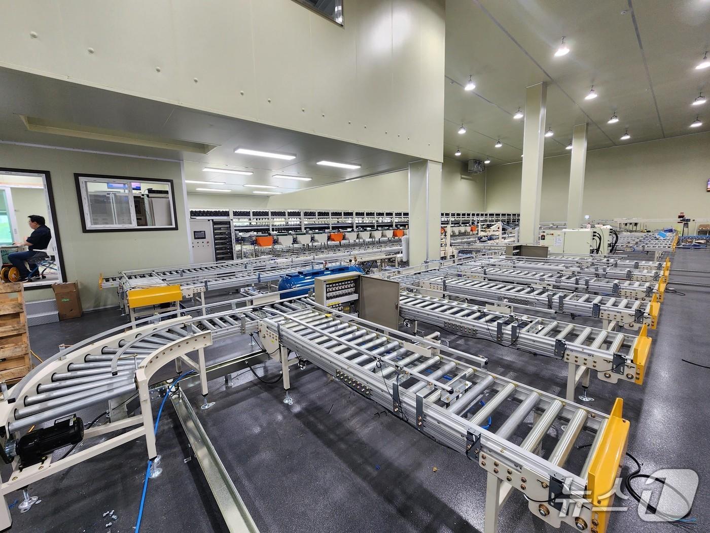 본문 이미지 - 한반도농협 스마트 APC 토마토 선별기.&#40;강원도 제공. 재판매 및 DB금지&#41;/뉴스1