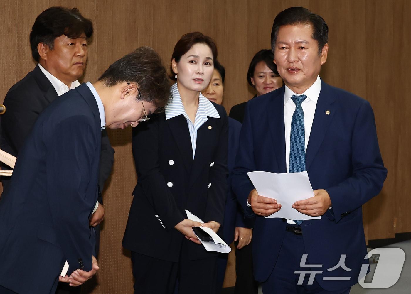 본문 이미지 - 정청래 더불어민주당 의원이 15일 오후 서울 여의도 국회 소통관에서 당대표 출마 선언 기자회견을 마치고 나서고 있다. 왼쪽은 장경태 의원. 2025.6.15/뉴스1 ⓒ News1 김민지 기자