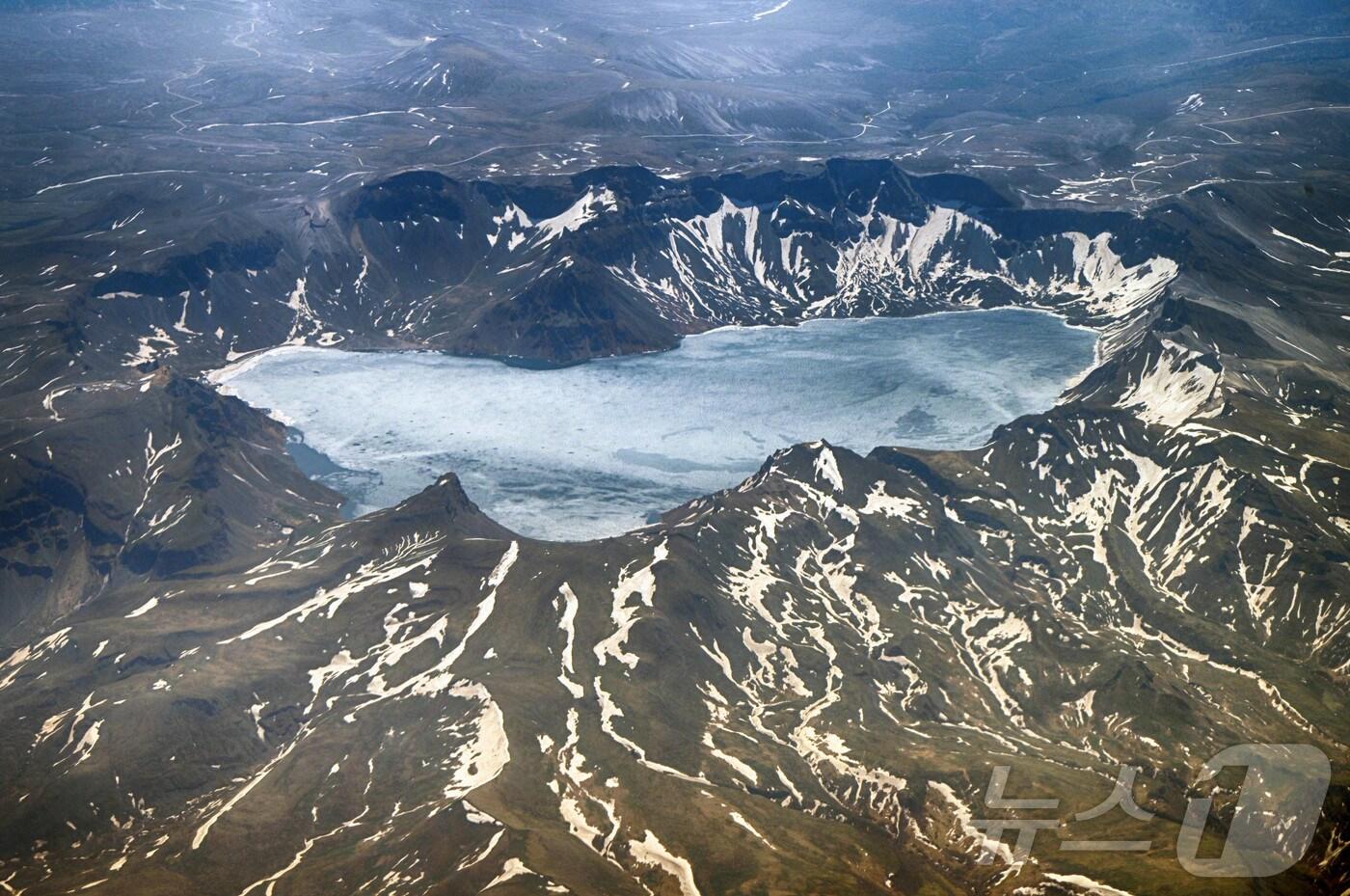 창가에서 바라본 백두산 천지의 모습. (공동취재) /뉴스1 ⓒ News1 황기선 기자