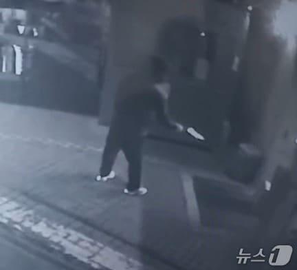 본문 이미지 - 한밤중 빌딩 1층 출입구에 불을 지르는 모습.(독자 제공. 재판매 및 DB 금지)/뉴스1