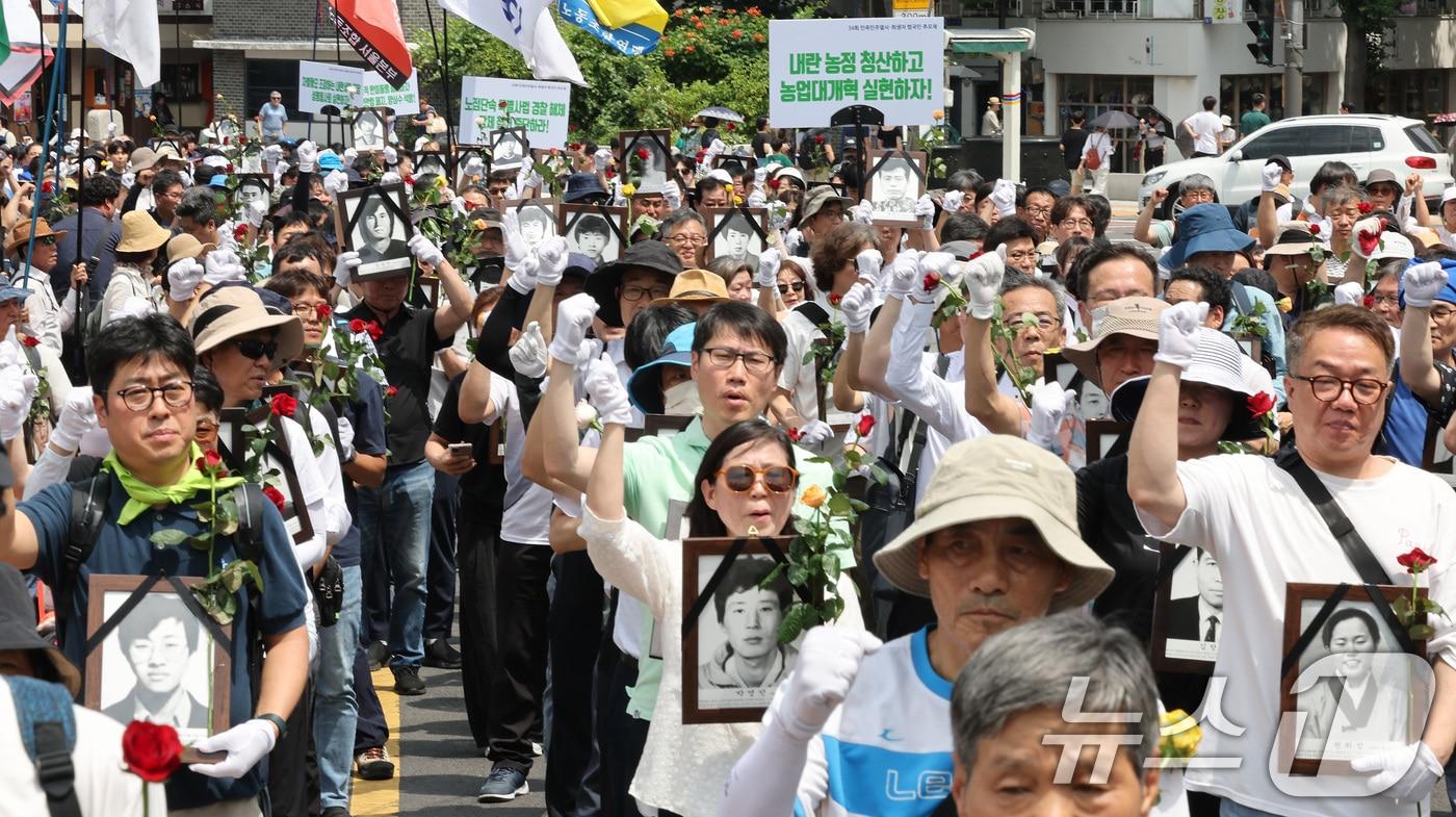 민족민주열사 희생자추모연대 회원들이 15일 서울 종로구 열린송현녹지광장 앞에서 열린 34회 민족민주열사·희생자 범국민 추모 행진에서 과거사 진상 규명을 촉구하며 시청 방향으로 행진하고 있다. 2025.6.15/뉴스1 ⓒ News1 이동해 기자