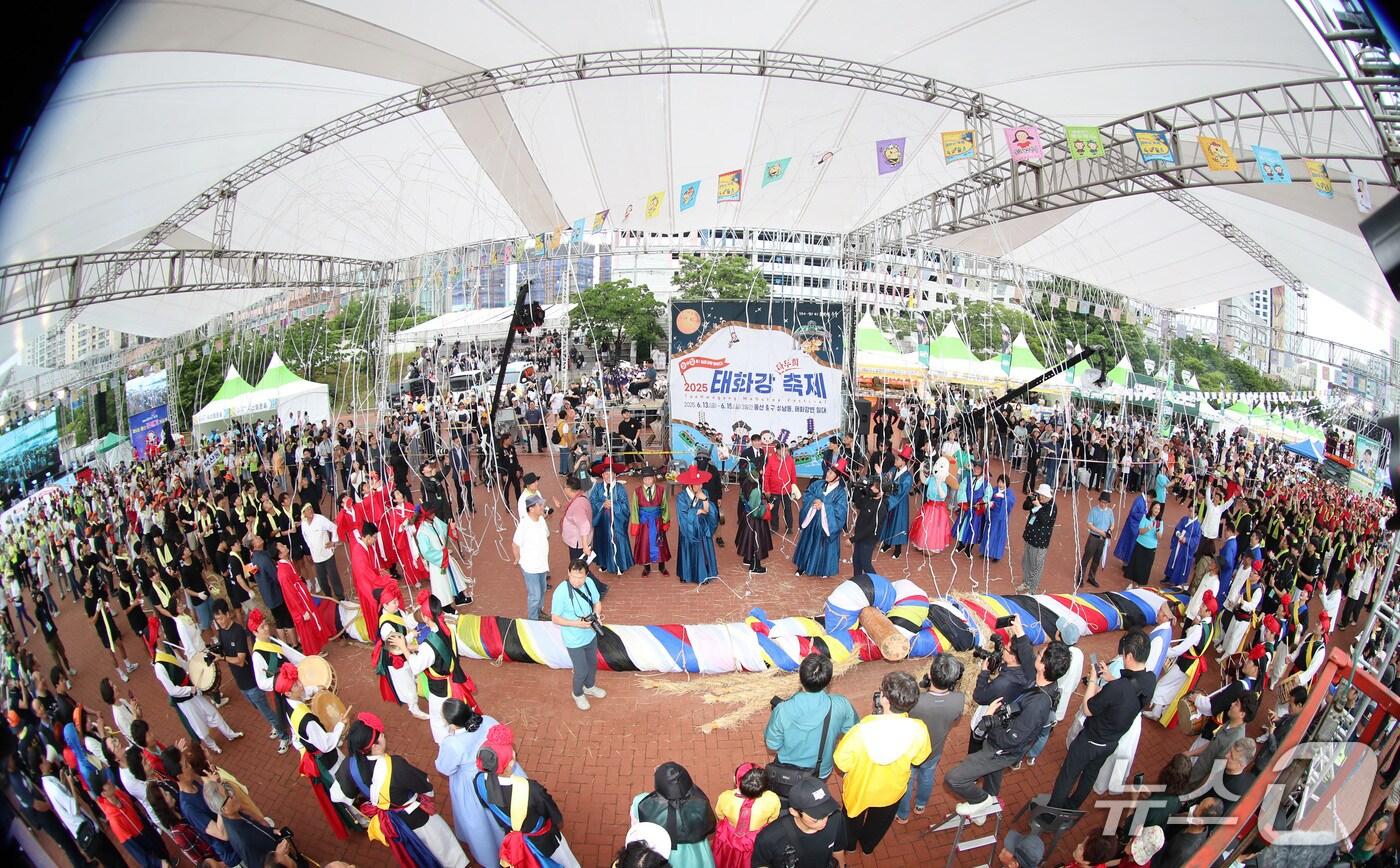 지난 14일 울산 중구 성남동 일원에서 마두희 큰줄줄당기기가 진행되고 있다. (중구 제공. 재판매 및 dB 금지) /뉴스1