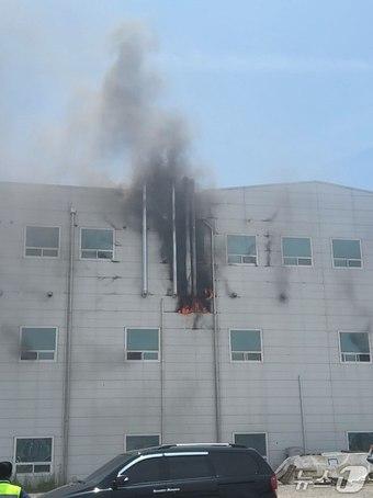 본문 이미지 - 화재 현장 (경기도 소방재난본부 제공. 재판매 및 DB 금지) / 뉴스1