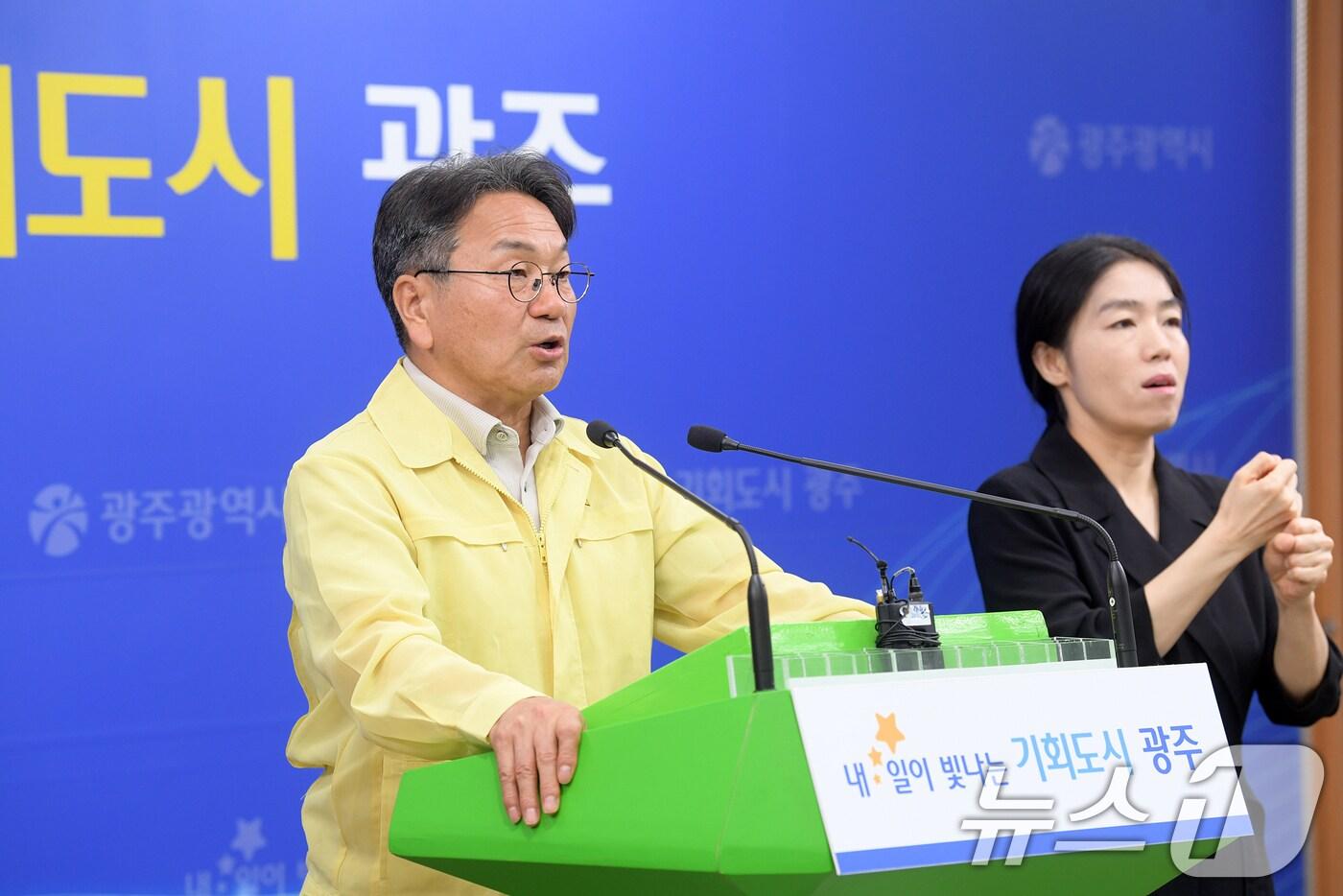 강기정 광주시장이 15일 오후 시청 브리핑실에서 시내버스 파업 관련 대시민호소문을 발표하고 있다.&#40;광주시 제공. 재판매 및 DB 금지&#41; 2025.6.15/뉴스1 