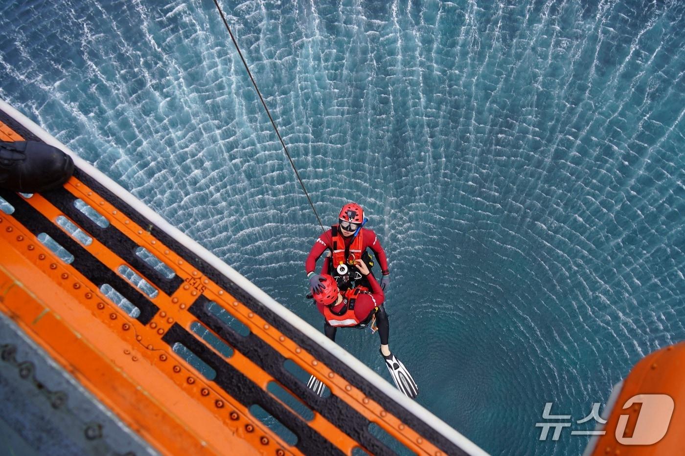 제주 소방대원들이 서귀포시 대정 앞바다에서 수난구조훈련을 하고 있다.(제주소방안전본부 제공. 재판매 및 DB 금지)