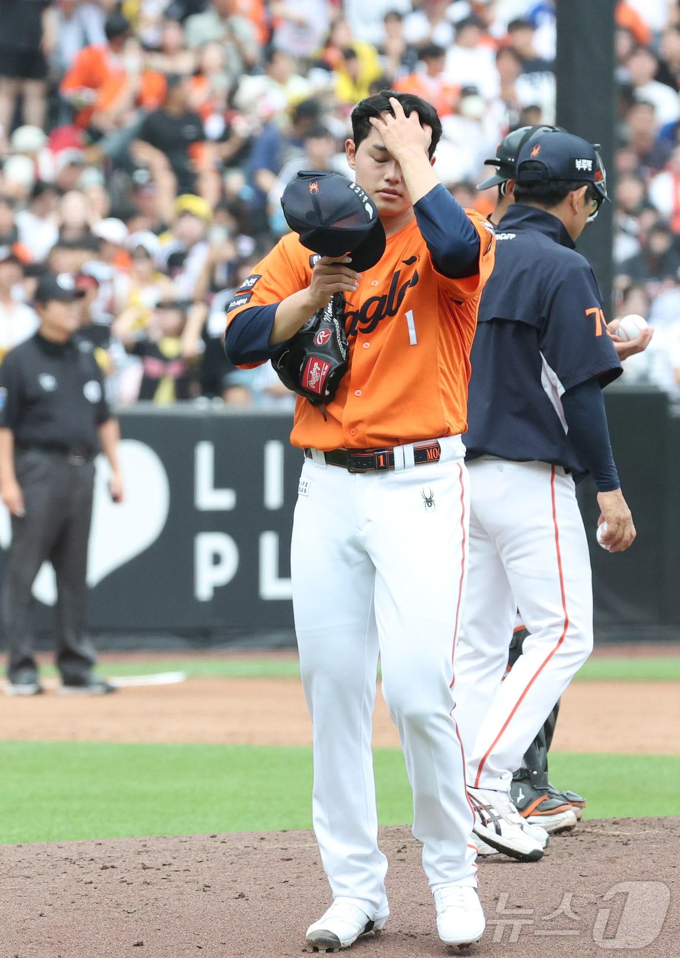 본문 이미지 - 15일 대전 한화생명볼파크에서 열린 프로야구 '2025 신한 SOL 뱅크 KBO리그' 한화이글스 대 LG트윈스 경기에서 한화 문동주가 4회 4실점 하며 마운드를 내려가고 있다. 2025.6.15/뉴스1 ⓒ News1 김기남 기자