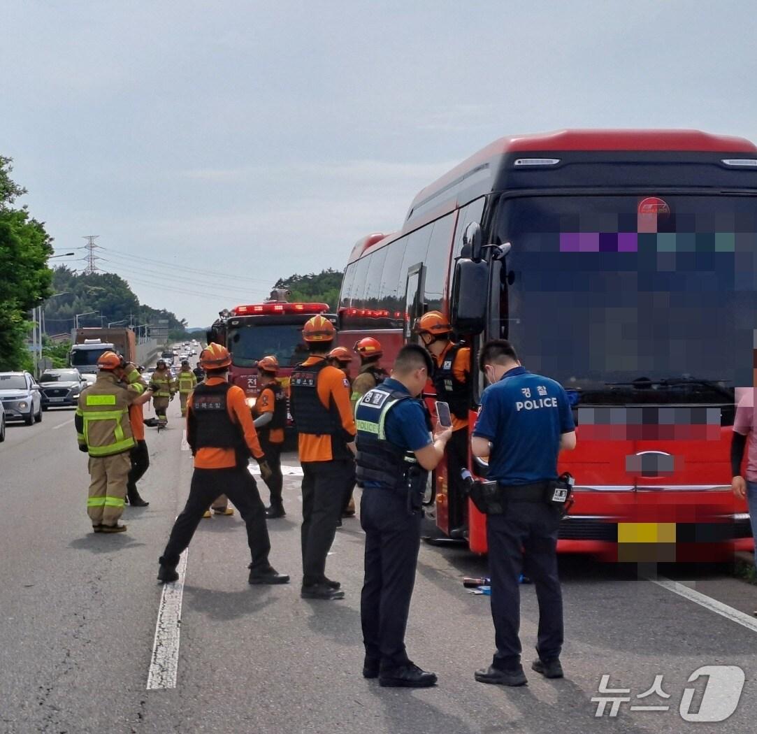 본문 이미지 - 15일 오후 3시27분께 전북 군산시 미룡동의 한 도로를 달리던 45인승 관광버스가 중앙분리대를 들이받는 사고가 났다.&#40;전북소방 제공. 재판매 및 DB금지&#41;2025.6.15/뉴스1
