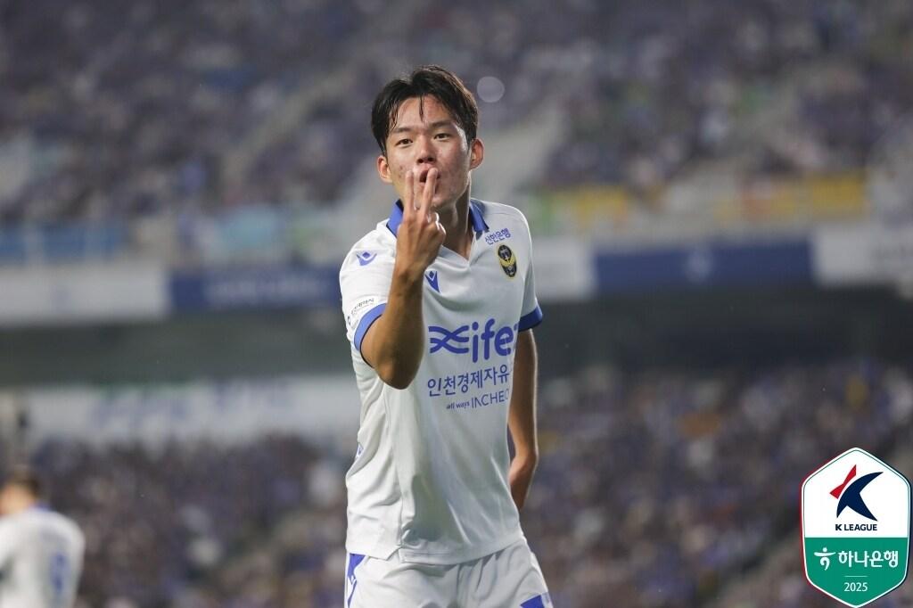 본문 이미지 - 멀티골을 터뜨린 인천 박승호&#40;한국프로축구연맹 제공&#41; 