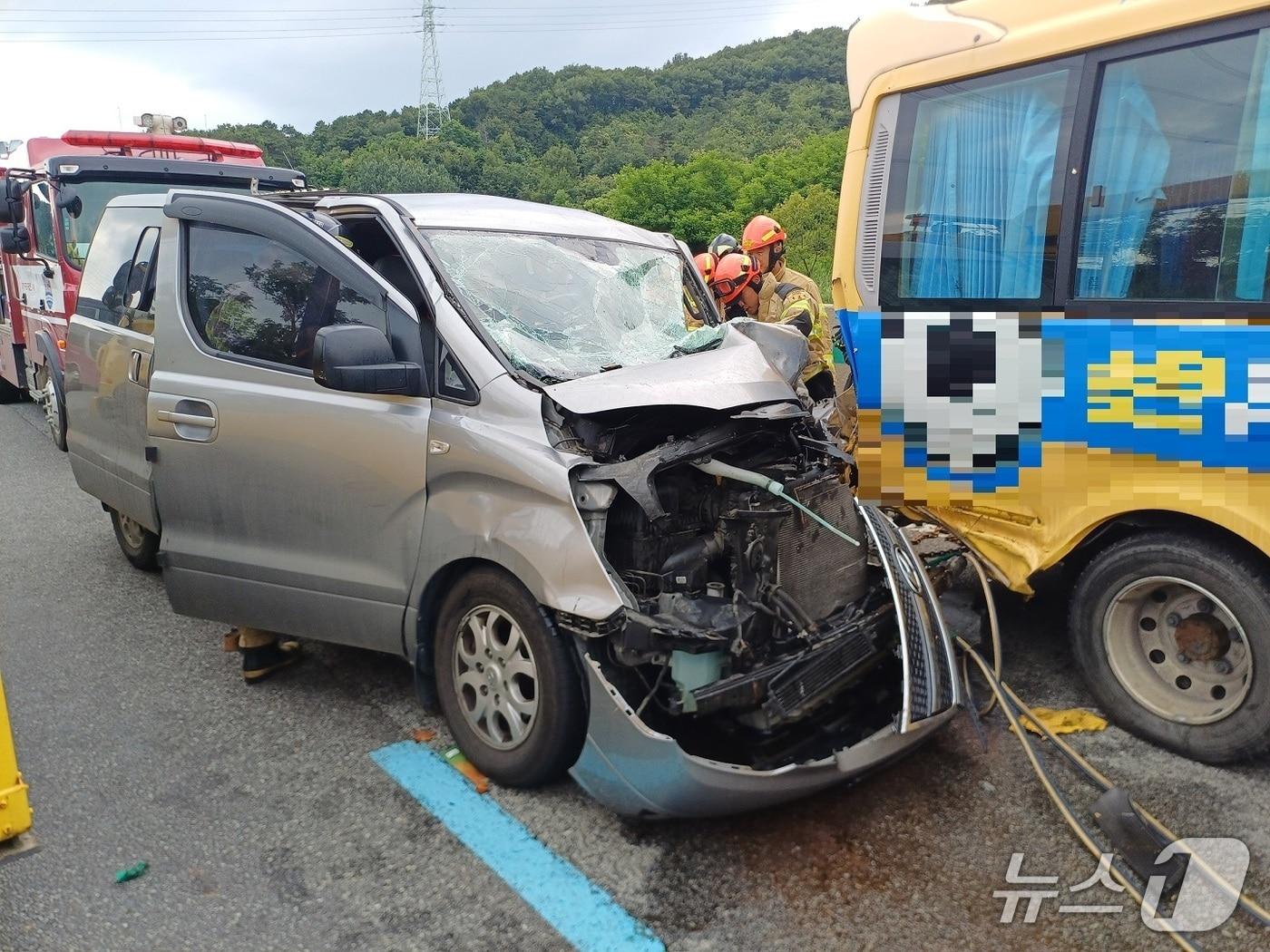 본문 이미지 - 천안 경부고속도로 교통사고 현장. (천안동남소방서 제공, 재판매 및 DB금지) / 뉴스1 