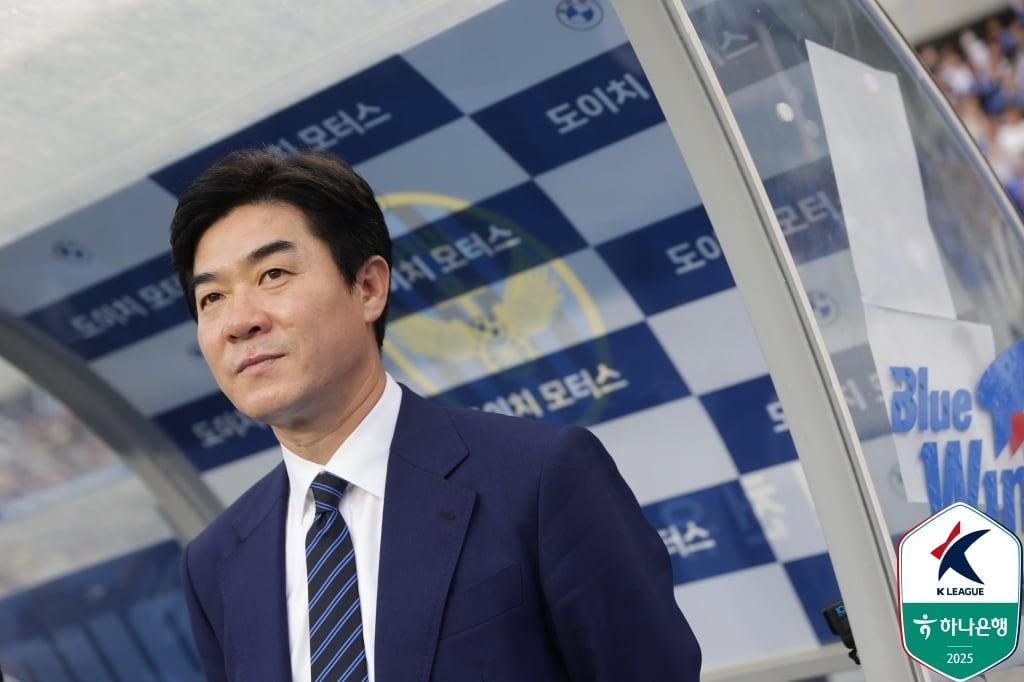 본문 이미지 - 윤정환 인천 유나이티드 감독(한국프로축구연맹 제공) 