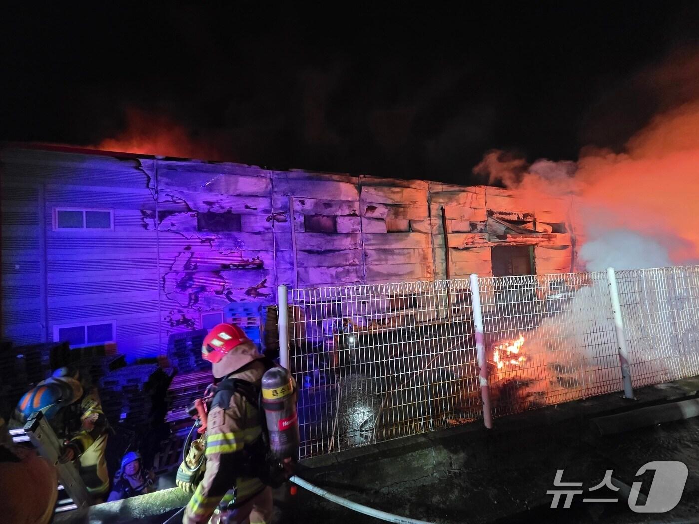 본문 이미지 - 지난 15일 오후 10시 33분쯤 경기 화성시 양감면의 한 전기차용 폐배터리 재생공장에서 화재가 발생했다.(경기도소방재난본부 제공. 재판매 및 DB금지)/뉴스1