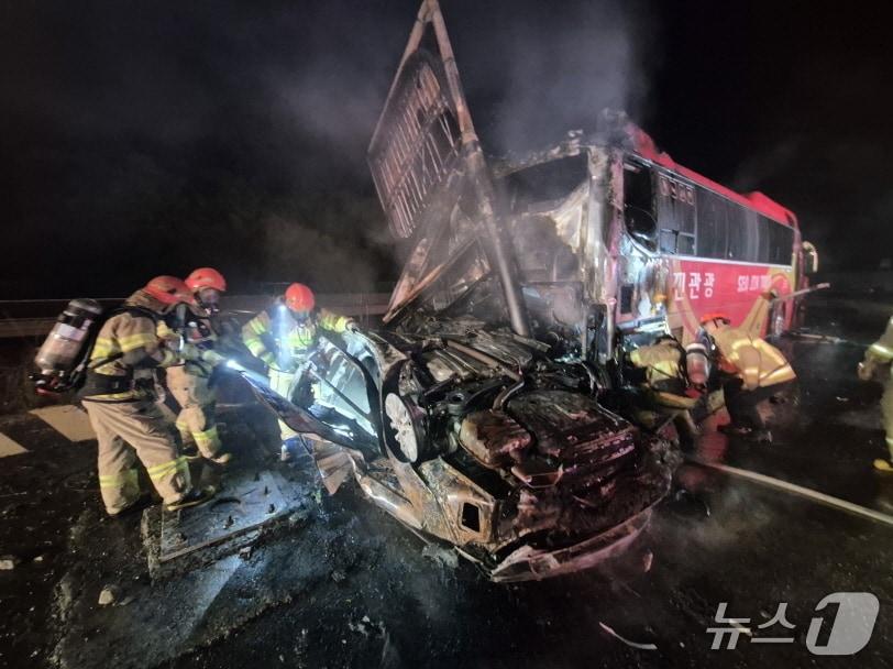 본문 이미지 - 당진 고대면 주유소 교통사고 현장. (당진소방서 제공, 재판매 및 DB금지) / 뉴스1