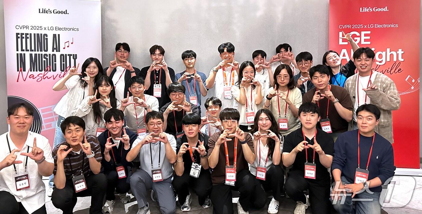 LGE AI Night에 참가한 학생들이 기념 사진을 촬영하고 있다. (사진제공 = LG전자) 
