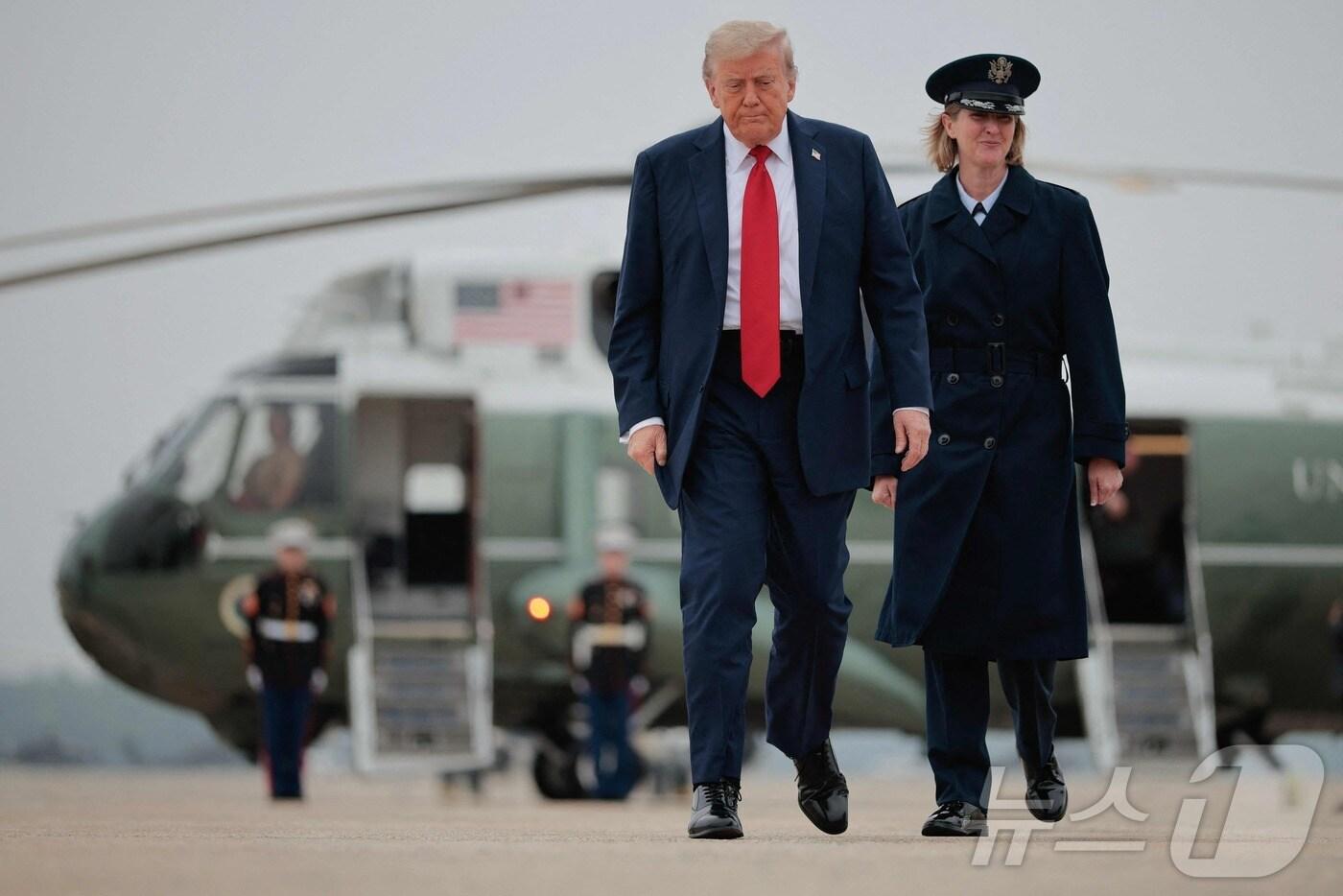 도널드 트럼프 미국 대통령이 15일&#40;현지시간&#41; 캐나다에서 열리는 G7 정상회의에 참석하기 위해 대통령 전용기인 에어포스 원에 탑승하고 있다. 2025.6.15 ⓒ AFP=뉴스1 ⓒ News1 김경민 기자