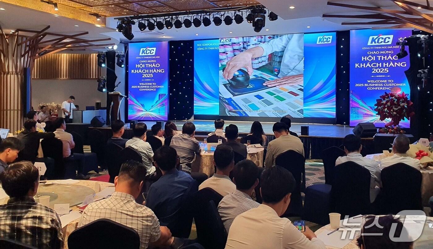 KCC가 베트남 하노이에서 도료 관련 업계 관계자들이 참석한 가운데 대규모 세미나를 개최했다고 16일 밝혔다. (KCC 제공. 재판매 및 DB금지)