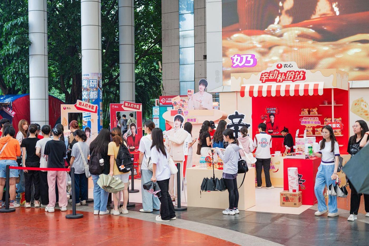 중국 광저우 대학교에서 실시한 농심 캠퍼스 팝업스토어.(농심 제공)