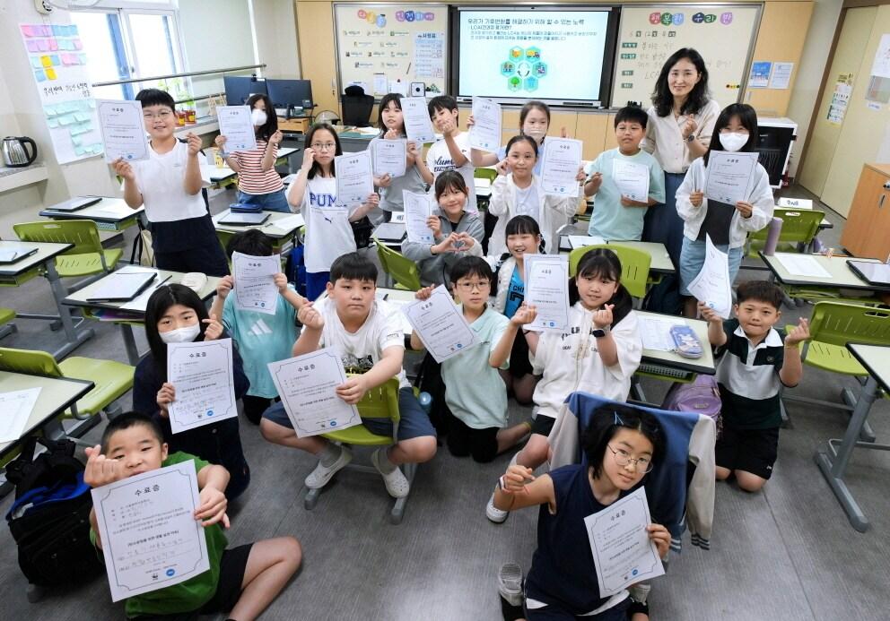 본문 이미지 - <em>지난 12일 진행된 ‘'WWF-P&G 탄소중립 및 전 과정 평가 교육'에서 선생님과 학생들이 단체 사진을 찍고 있다. </em>(한국P&G 제공)