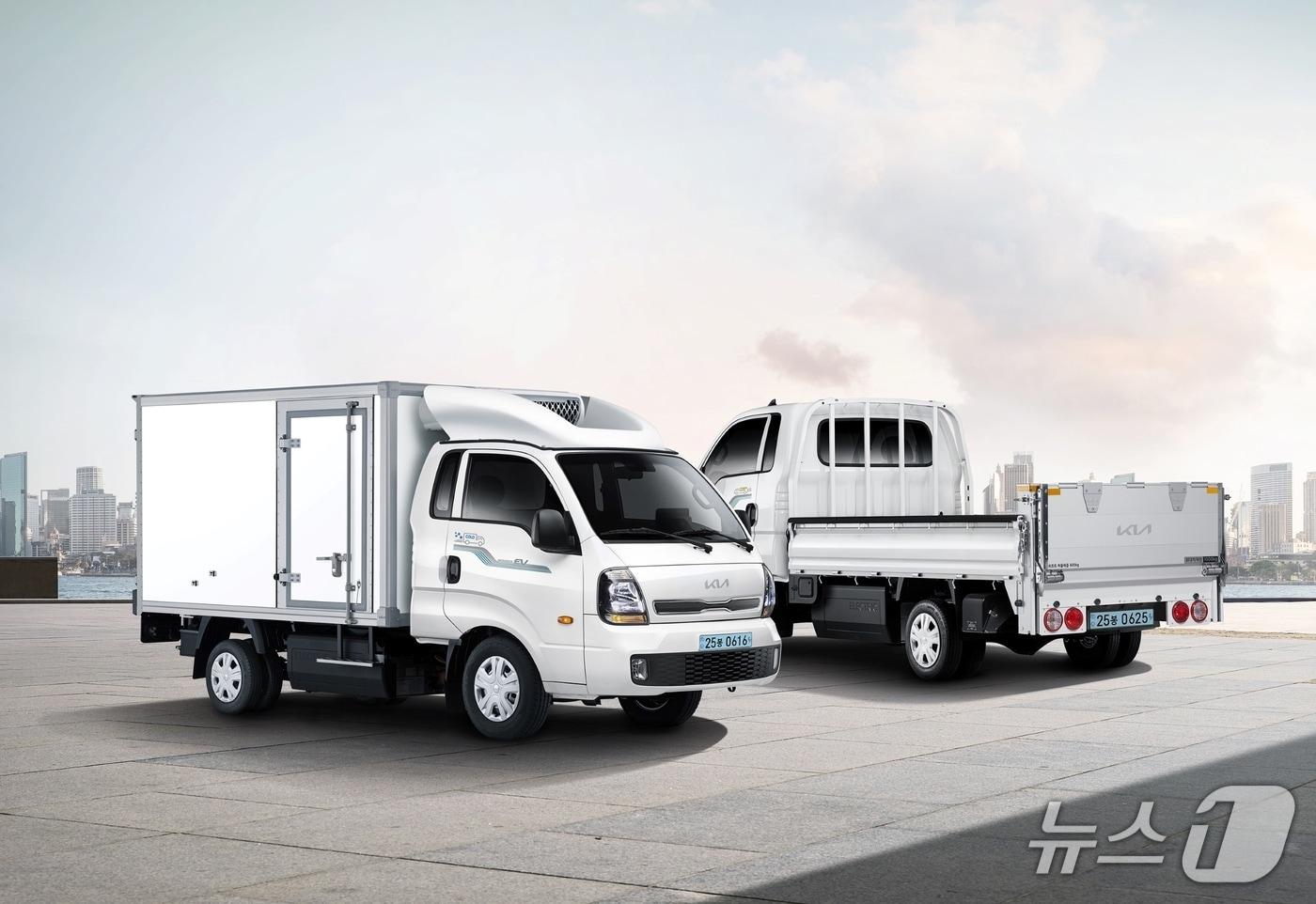 (왼쪽부터) The 2025 봉고 Ⅲ EV 스탠다드 냉동탑차, 수직형 파워게이트