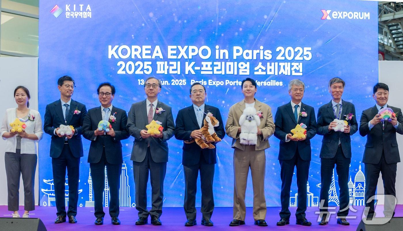 한국무역협회가 프랑스 파리 포르트 드 베르사유&#40;Porte de Versailles&#41; 전시장에서 개최한 &#39;2025 파리 K-프리미엄 소비재전&#39; 개막식에서 참석자들이 기념 촬영을 하고 있다. 사진 왼쪽부터 남상희 한국농수산식품유통공사 파리지사장, 신현대 엑스포럼 대표, 노희열 오로라월드 회장, 문승현 주프랑스한국대사, 구자열 한국무역협회 명예회장, 김동욱 배우, 이인호 한국무역협회 부회장, 이일열 주프랑스한국문화원장, 이규민 한식진흥원 이사장. &#40;사진제공 = 한국무역협회&#41; 