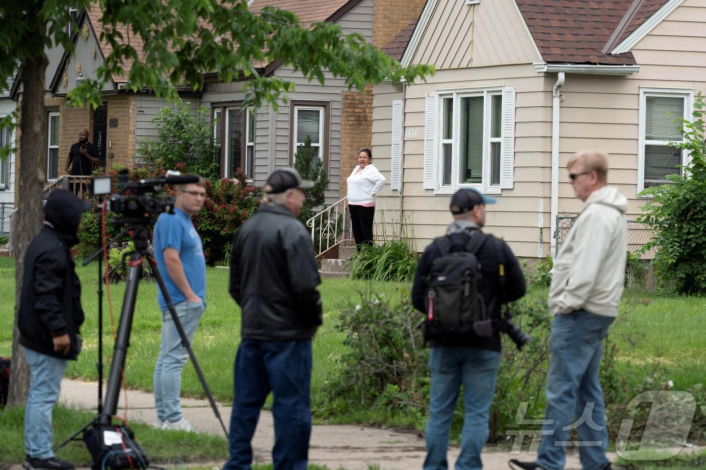 14일&#40;현지시간&#41; 미국 미네소타주 미니애폴리스에서 민주당 주 하원의원 멀리사 홀트먼과 그녀의 남편 마크가 총격으로 사망한 사건이 발생한 가운데 용의자인 밴스 볼터&#40;57세&#41; 거주지 인근에 취재진이 모여 있다. 2025.06.14 ⓒ 로이터=뉴스1 ⓒ News1 류정민 특파원