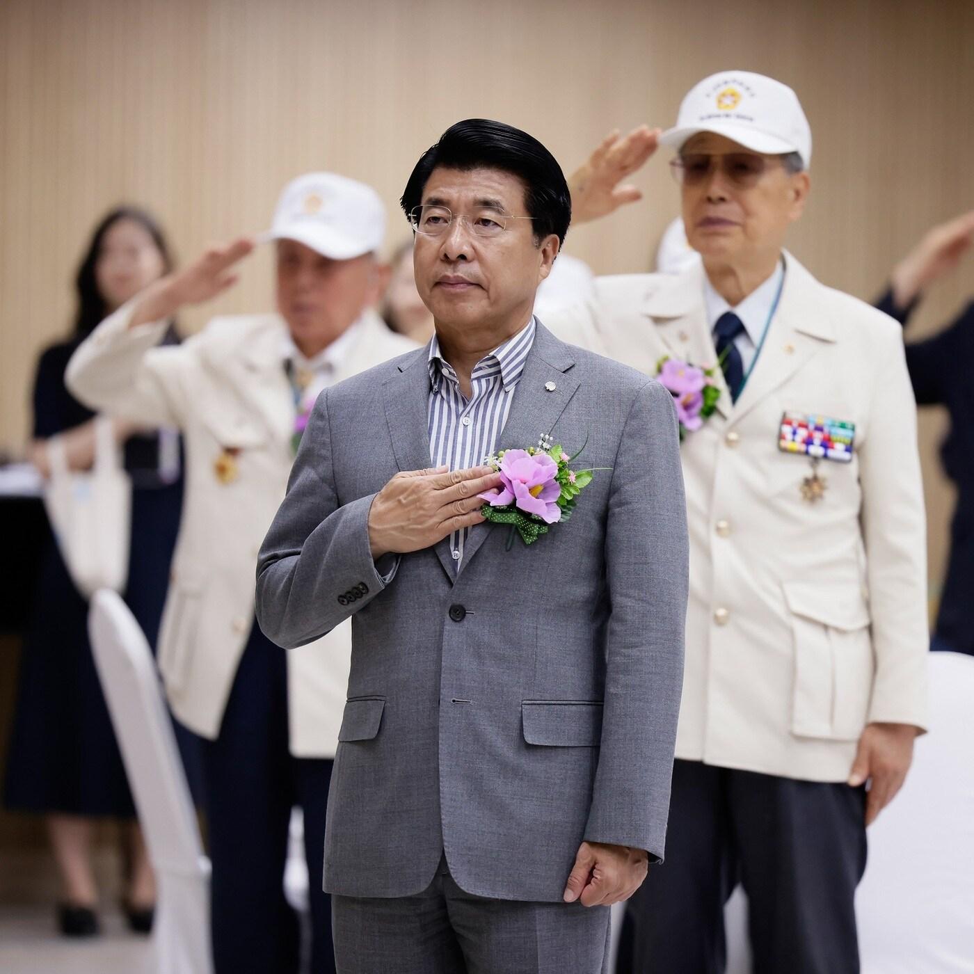 본문 이미지 - 서강석 송파구청장이 지난해 제74주년 6.25전쟁 기념식에 참석한 모습(송파구 제공)