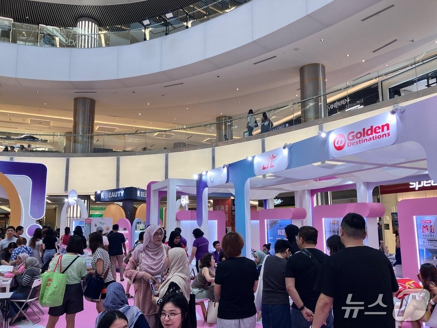 본문 이미지 - 한국관광공사가 마련한 말레이시아 &#39;K-관광로드쇼&#39; 체험 부스 전경.&#40;한국관광공사 제공&#41;