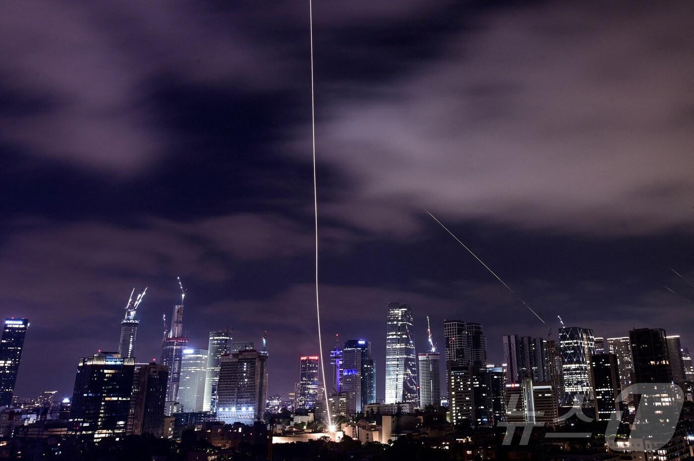 2025년 6월 15일 이스라엘 텔아비브 상공에서 이란 미사일이 요격되는 모습. ⓒ 로이터=뉴스1 ⓒ News1 신기림 기자