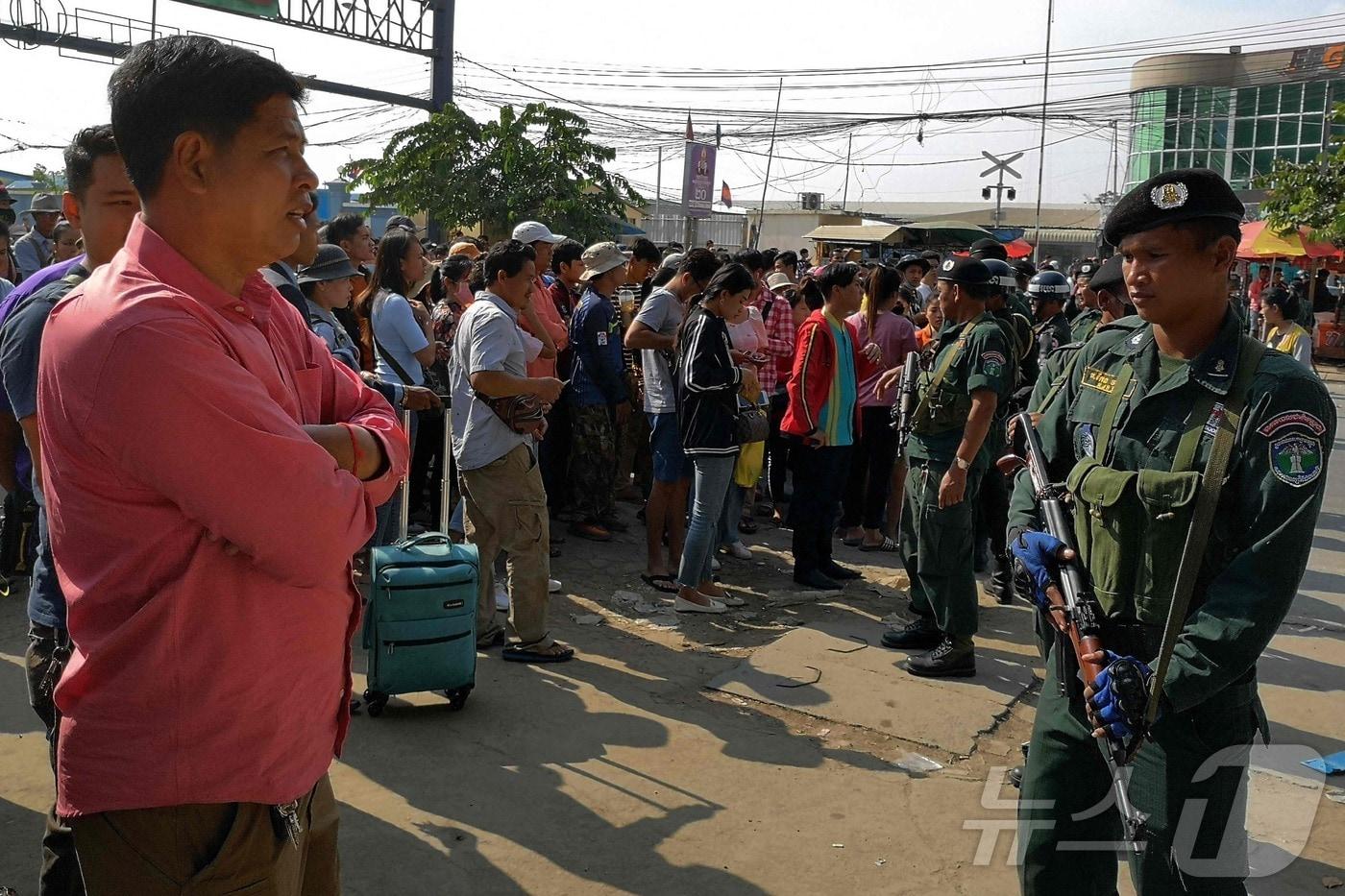 캄보디아 경찰이 태국으로 국경을 넘으려는 사람들을 검문하고 있다. 2019.11.09. ⓒ AFP=뉴스1 ⓒ News1 이창규 기자