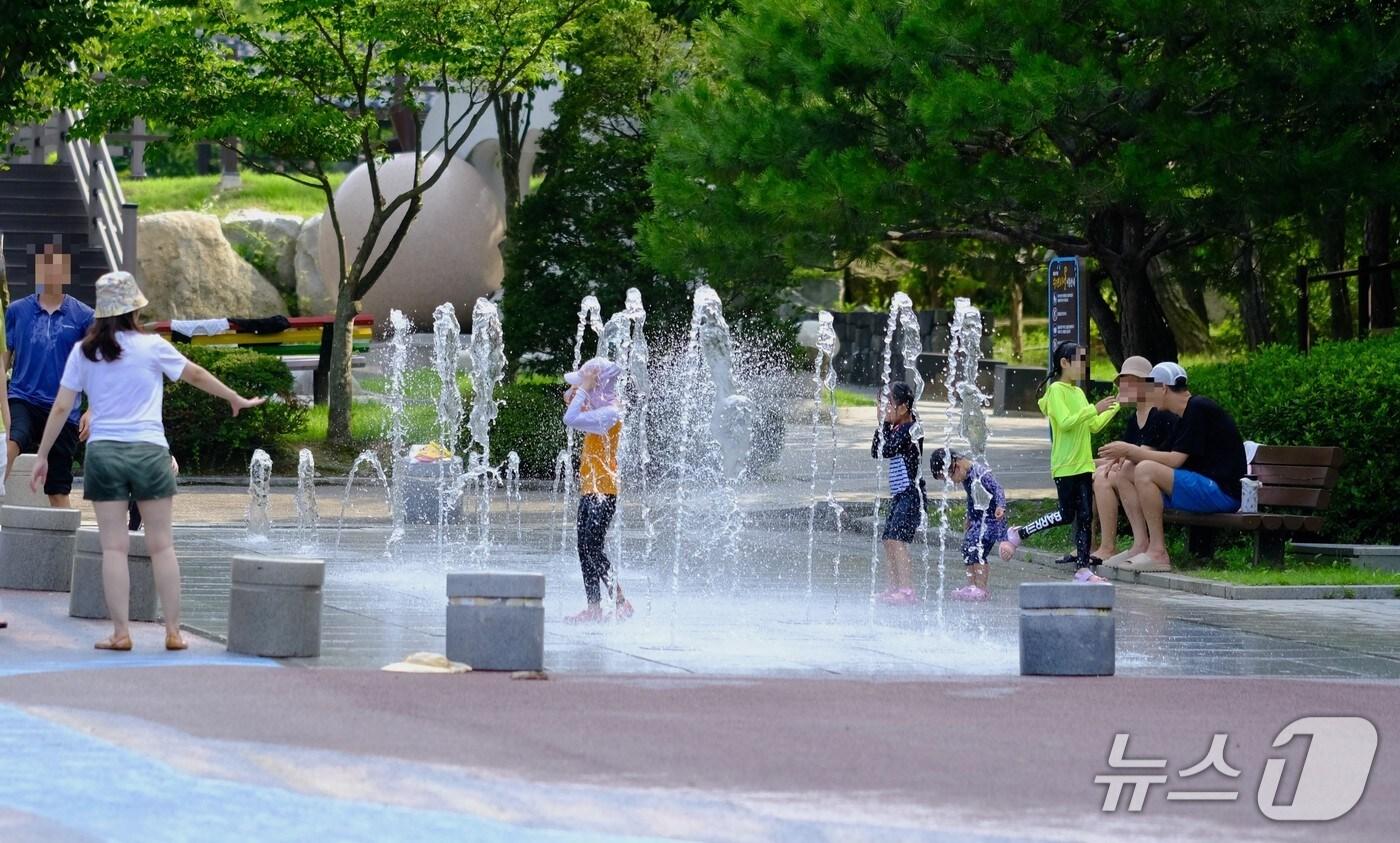 용인농촌테마파크 바닥분수 모습.(용인시농업기술센터 제공)