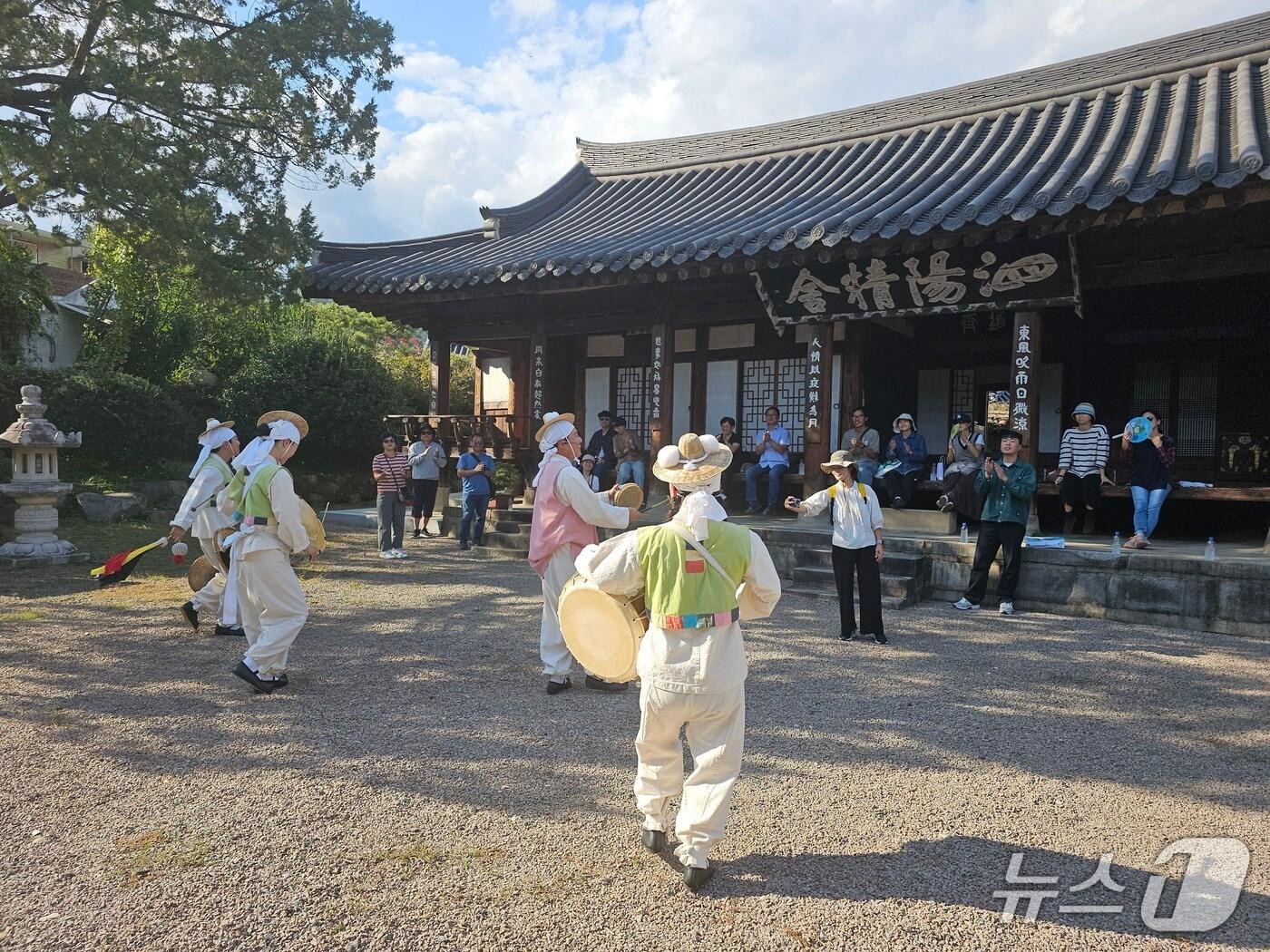 본문 이미지 - 산청군 ‘남사예담촌 도보투어’ 거리 연극(산청군 제공. 재판매 및 DB금지).