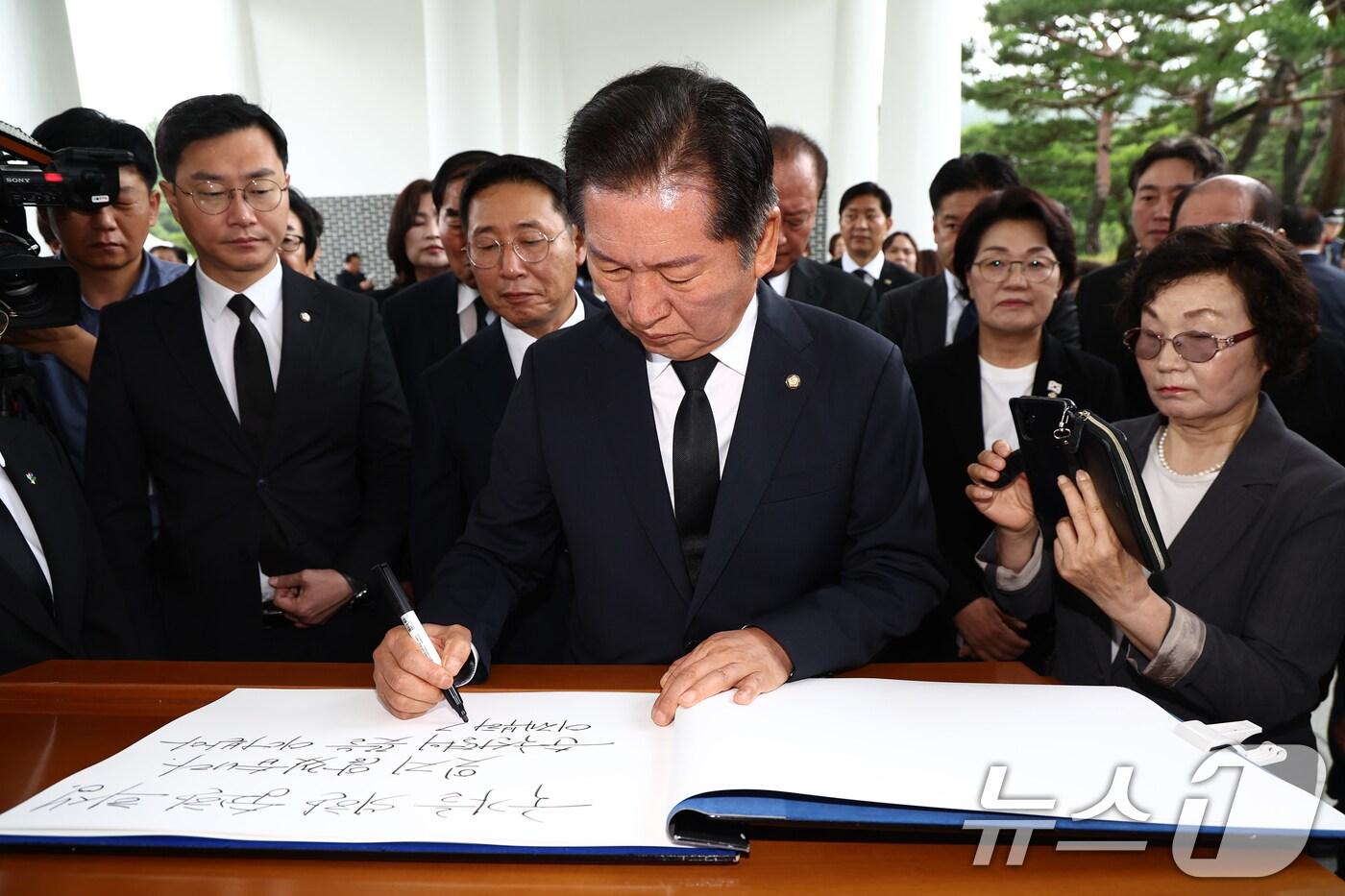 더불어민주당 당대표 출마를 선언한 정청래 의원이 16일 오전 서울 동작구 국립서울현충원에서 현충탑 참배를 마치고 방명록을 작성하고 있다. 2025.6.16/뉴스1 ⓒ News1 김민지 기자