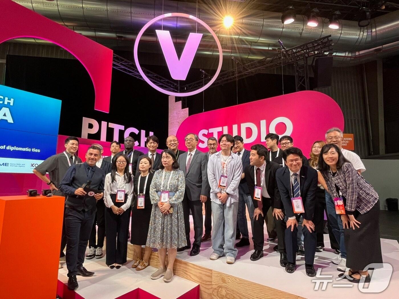 본문 이미지 - 13일 프랑스에서 열린 슈퍼 피치 코리아 관계자들이 기념촬영을 하고 있다. &#40;중소벤처기업진흥공단 제공. 재판매 및 DB금지&#41;