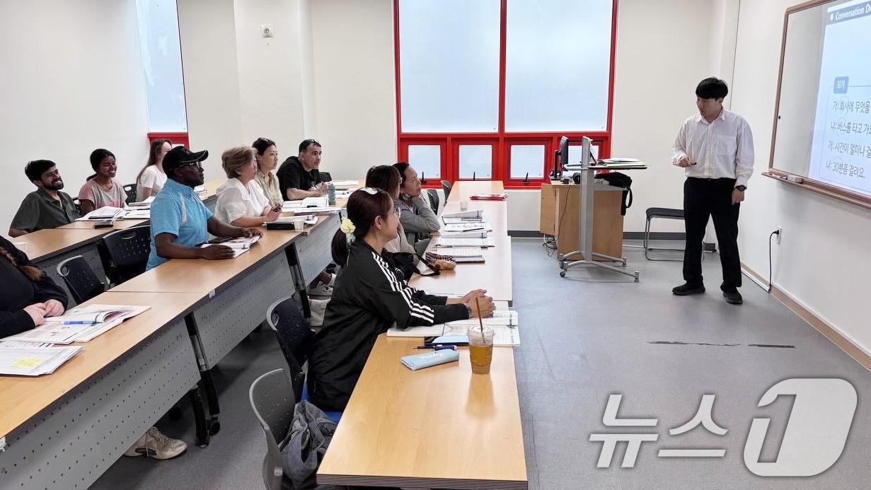 본문 이미지 - 광주시가 평동산단 내 사업장에서 외국인 근로자를 대상으로 &#39;찾아가는 한국어 교실&#39;을 진행하고 있다.&#40;광주시 제공. 재판매 및 DB 금지&#41; 2025.6.16/뉴스1 