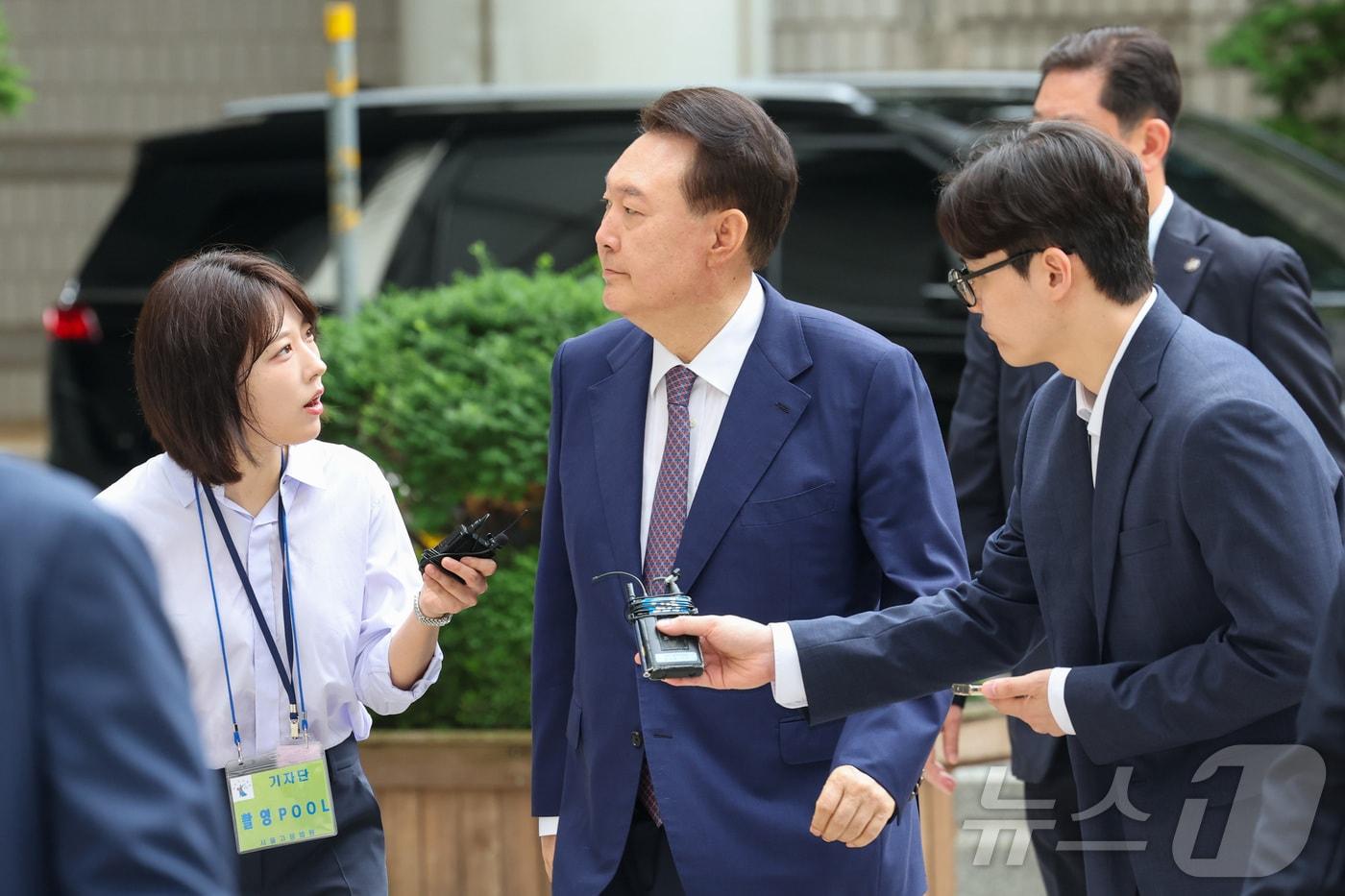 윤석열 전 대통령이 16일 오전 서울 서초구 서울중앙지방법원에서 열린 내란 우두머리 혐의·직권남용 권리행사 방해 혐의 사건 7차 공판에 출석하고 있다. 2025.6.16/뉴스1 ⓒ News1 사진공동취재단