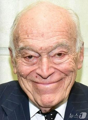 본문 이미지 - 레너드 로더 에스티로더 명예회장 생전 모습. &#40;유튜브 &#39;Mr.Bill-ionairee&#39; 갈무리&#41;