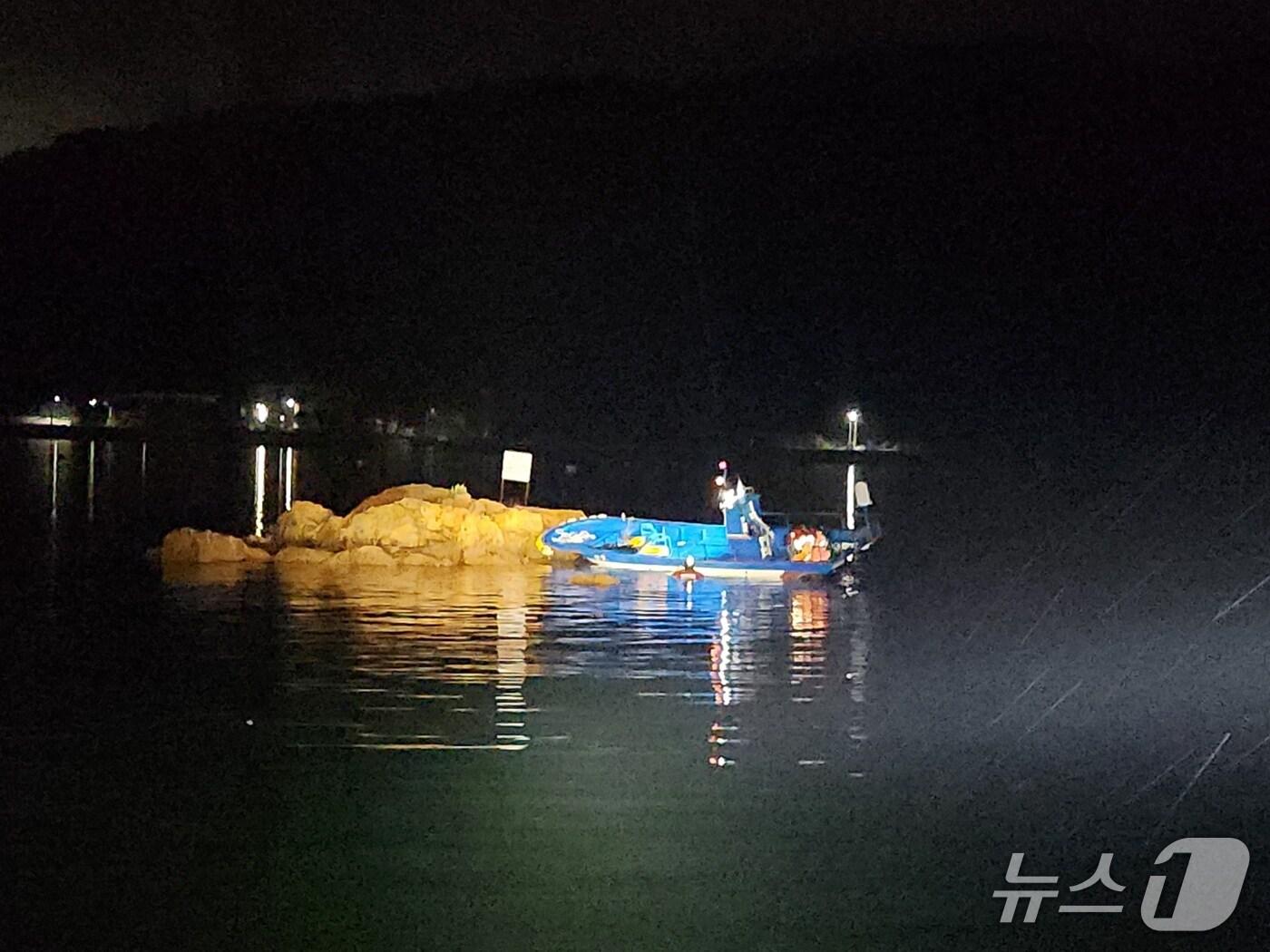 본문 이미지 - 15일 오후 10시 2분쯤 경남 거제시 칠천도 동쪽 300여m 해상에서 0.7톤급 연안복합어선 A호가 암초에 좌초됐다. 사진은 사고 현장 모습(창원해경 제공. 재판매 및 DB금지)