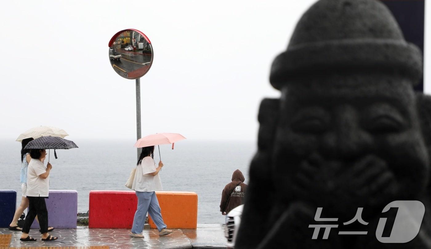 장맛비가 내린 16일 오전 관광객들이 제주시 용담해안도로를 걷고 있다. 2025.6.16/뉴스1 ⓒ News1 고동명 기자