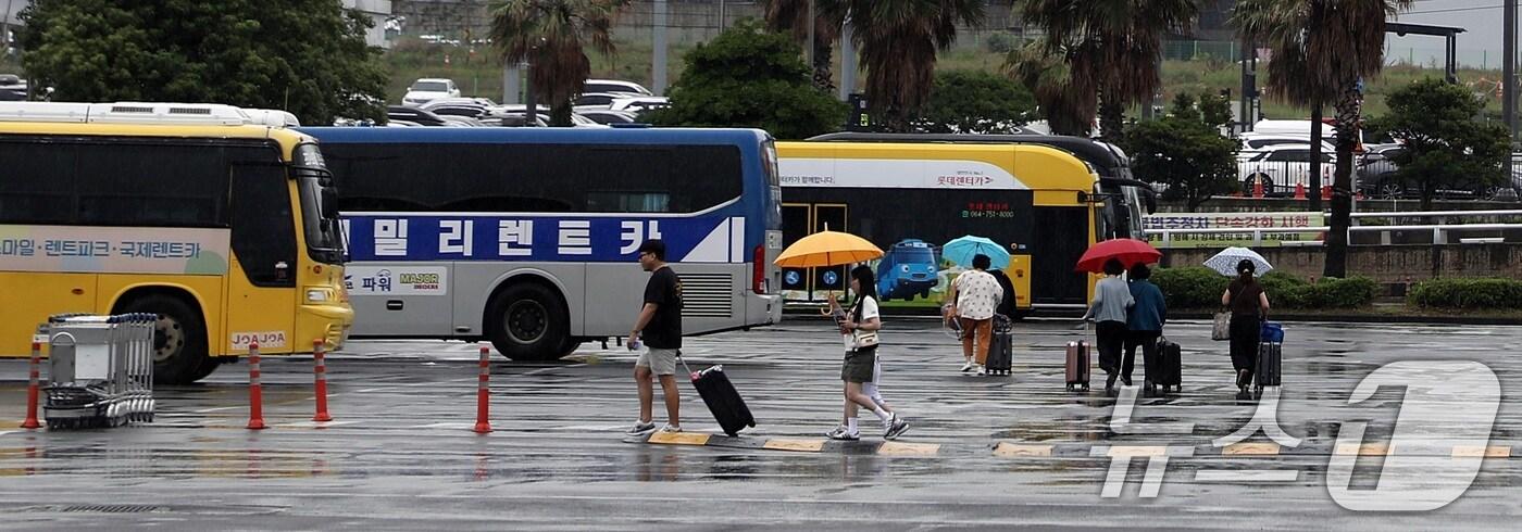 16일 오전 제주시 제주국제공항에서 관광객들이 비를 피하고 있다.2025.6.16/뉴스1 ⓒ News1 고동명 기자