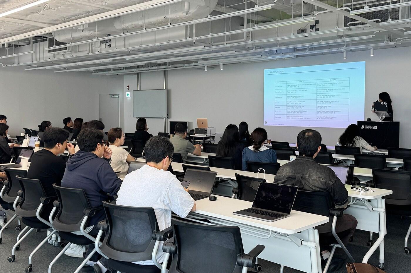 제이앤피메디 관계자가 CDISC 세미나에서 발표를 하고 있다.&#40;제이앤피메디 제공&#41;/뉴스1