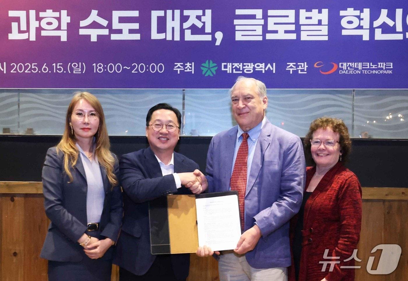 이장우 대전시장이 마크 엘리치 미국 몽고메리카운티 시장과 양해각서를 체결하고 있다.&#40;공동취재단 ,재판매 및 DB 금지&#41;/뉴스1