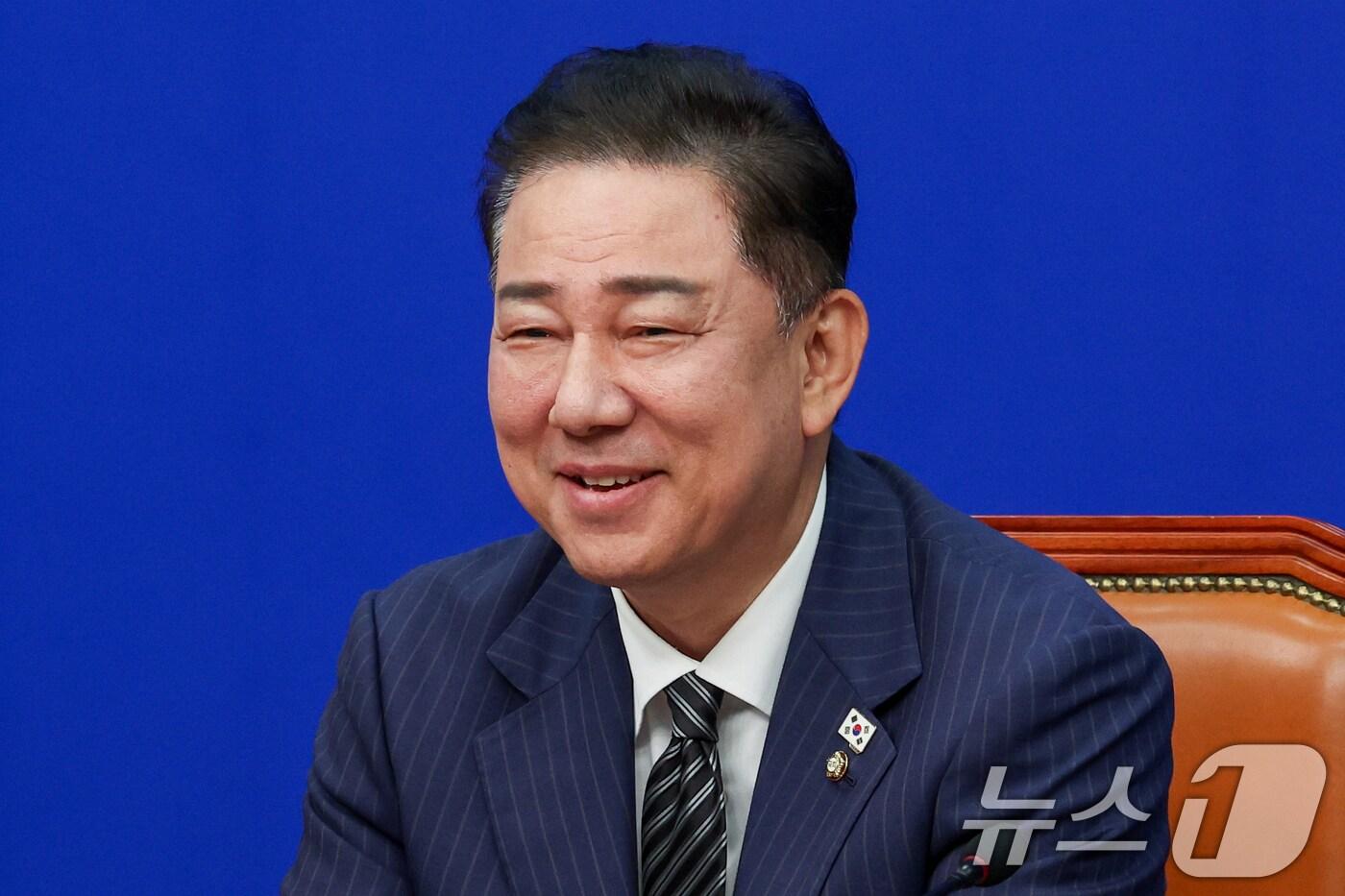 김병기 더불어민주당 대표 직무대행 겸 원내대표가 16일 오전 서울 여의도 국회에서 열린 최고위원회의에 참석해 미소짓고 있다. 2025.6.16/뉴스1 ⓒ News1 안은나 기자