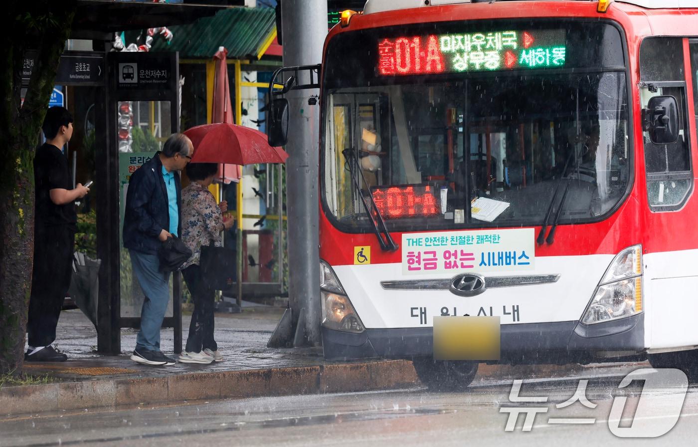  광주시의 비상수송대책이 발표된가운데 서구 운천저수지 승강장에서 시민들이 버스를 타고 있다. 2025.6.16/뉴스1 ⓒ News1 김태성 기자