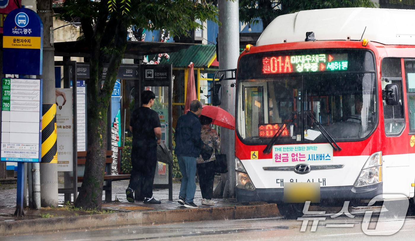 광주 서구 운천저수지 승강장에서 시민들이 버스를 타고 있다. 2025.6.16/뉴스1 ⓒ News1 김태성 기자